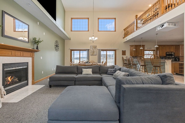 Smart-tv, een open haard, videospelletjes en een stereo