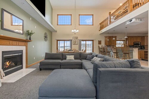 Lakefront W/ Private Beach, Pool, Hot Tub, Golf Simulator, Projector, Bar & more