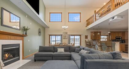 Lakefront W/ Private Beach, Pool, Hot Tub, Golf Simulator, Projector, Bar & more