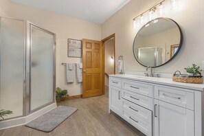 Combined shower/bathtub, jetted bath, hair dryer, towels - Lakefront W/ Private Beach, Pool, Hot Tub, Golf Simulator, Projector, Bar & more (Sparta)