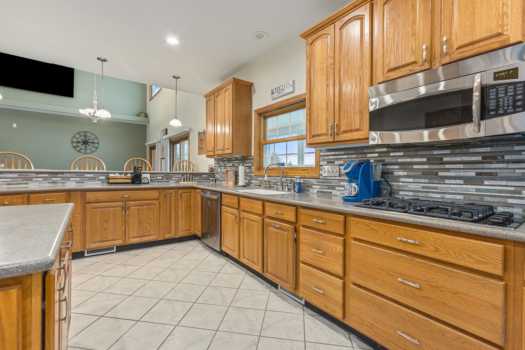 Lakefront W/ Private Beach, Pool, Hot Tub, Golf Simulator, Projector, Bar & more