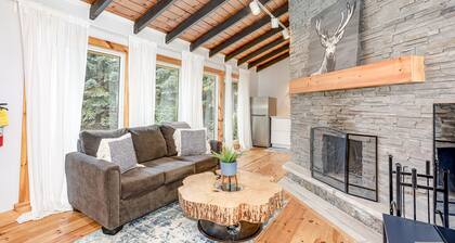Walking distance to village! HOT TUB & SAUNA