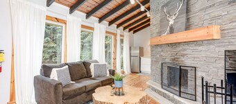 Walking distance to village! HOT TUB & SAUNA
