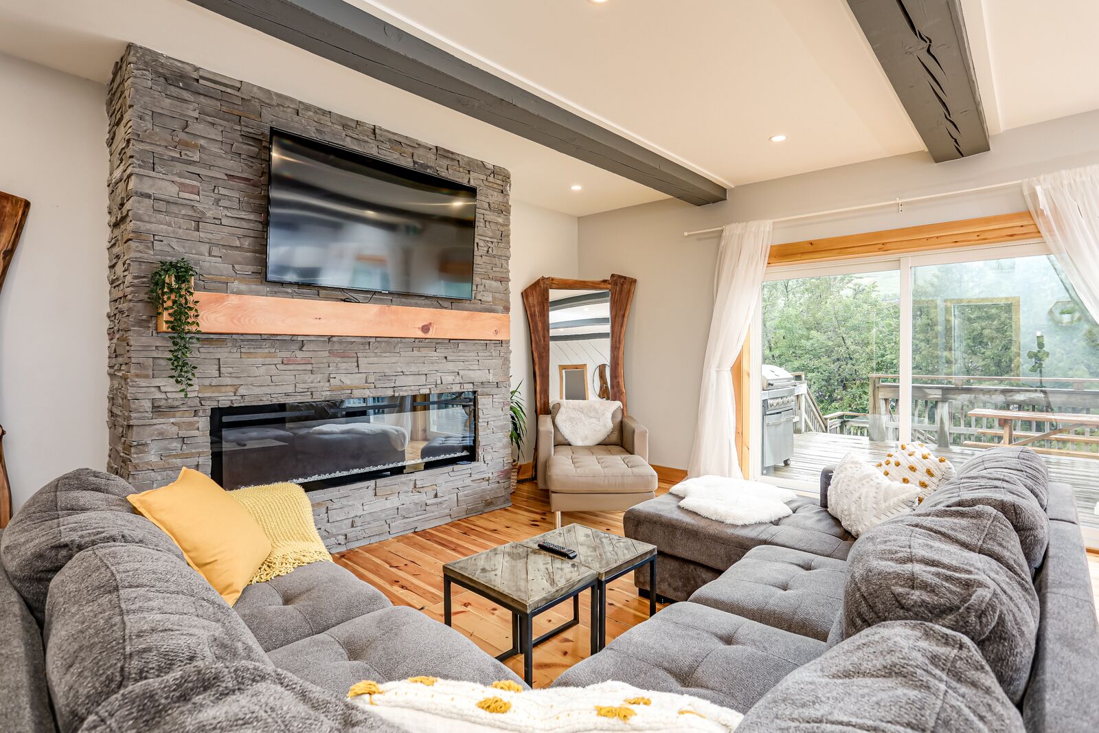 Walking distance to village! HOT TUB & SAUNA