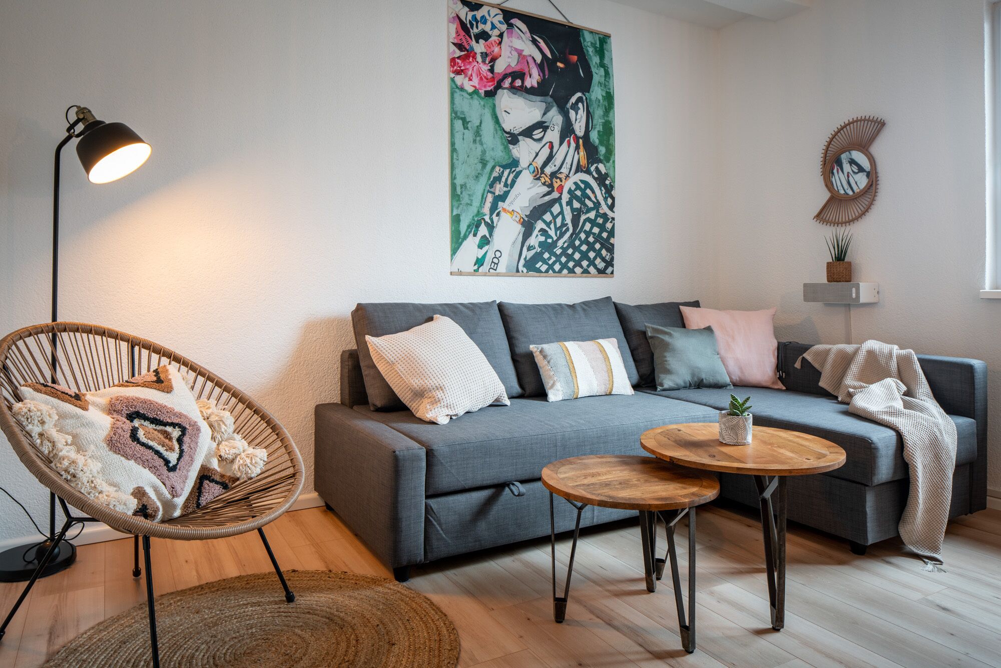Smart-TV, Videospiele, Tischfußball, Bücher