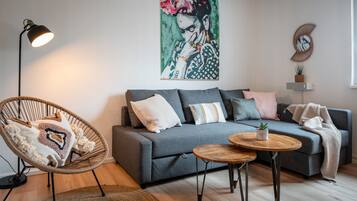 Smart-TV, Videospiele, Tischfußball, Bücher