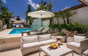 Una piscina al aire libre