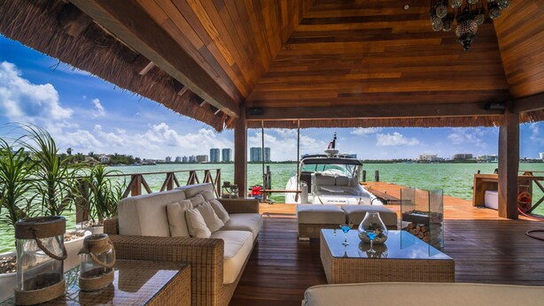Ein überdachter Außenbereich zum Sitzen mit Blick auf ein Boot und den Stadtpanoramablick.