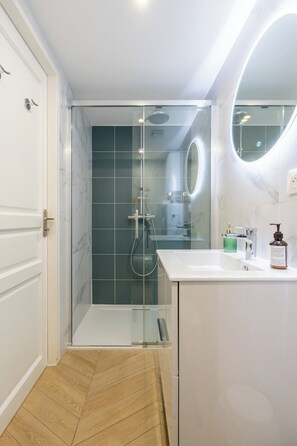 Doccia, asciugacapelli, asciugamani, sapone