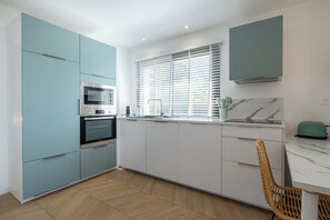 Fridge, microwave, oven, stovetop - Iew Lake 2 - LakeView 2 - Premium Annecy - Veyrier du lac (Veyrier-du-Lac)