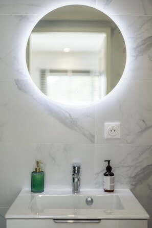 Bruser, hårtørrer, håndklæder, Sæbe