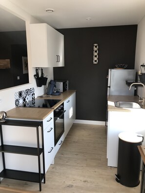 Een koelkast, een microgolfoven, een oven, een kookplaat