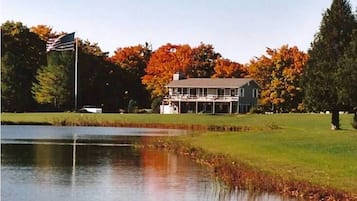 Overlooking the serene lake, this lakeside retreat features a spacious balcony and a tranquil atmosphere.