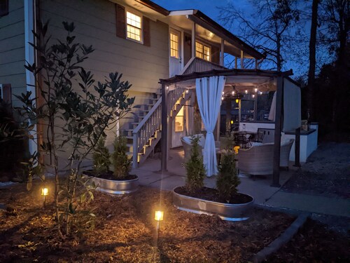 “Riverhouse Escape w/ Dock, Kayak + Fire Pit”