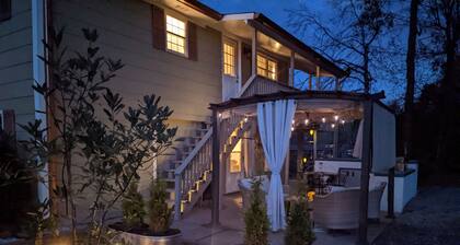 “Riverhouse Escape w/ Dock, Kayak + Fire Pit”