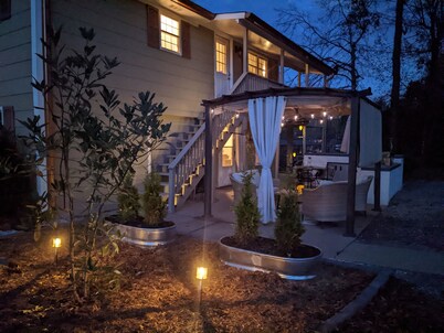 “Riverhouse Escape w/ Dock, Kayak + Fire Pit” Close to Nashville.