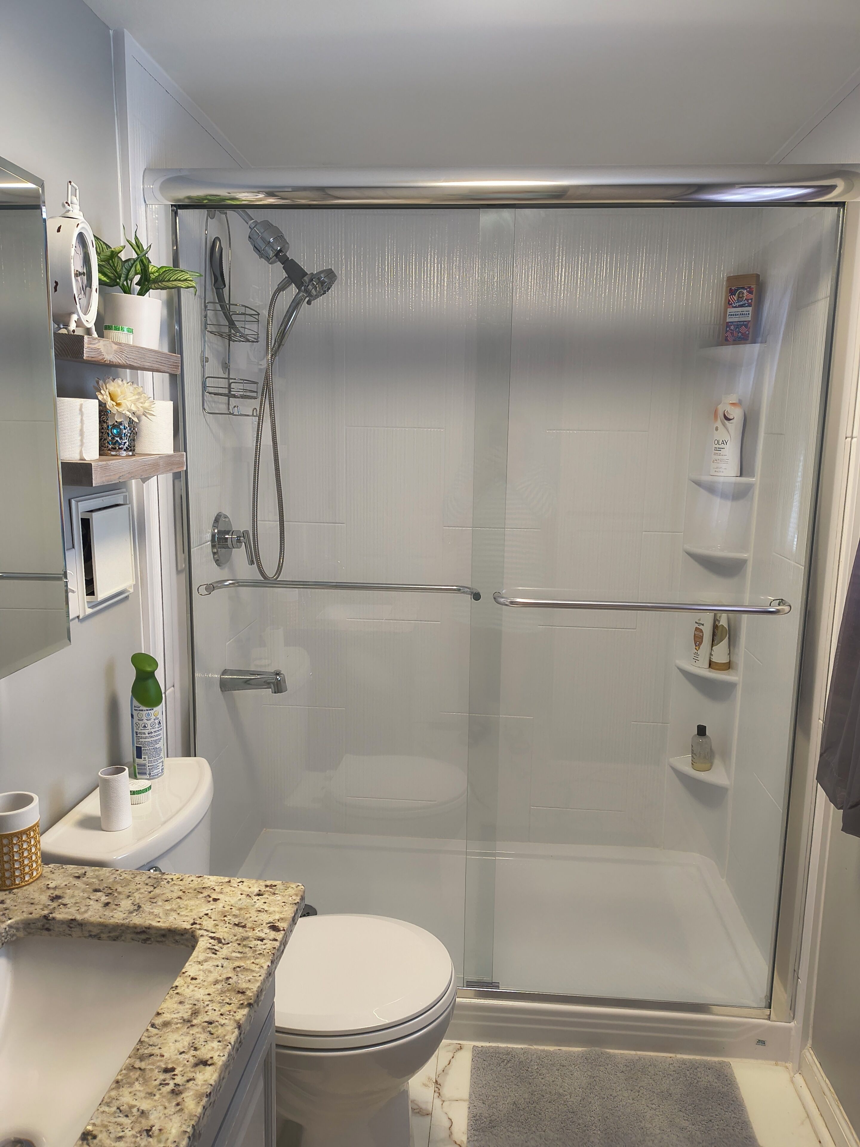 Ensemble douche/baignoire, sèche-cheveux, serviettes fournies