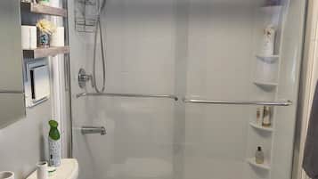 Combined shower/tub, hair dryer, towels