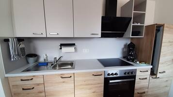 KĂŒhlschrank, Mikrowelle, Herdplatte, Wasserkocher mit Kaffee-/Teezubehör