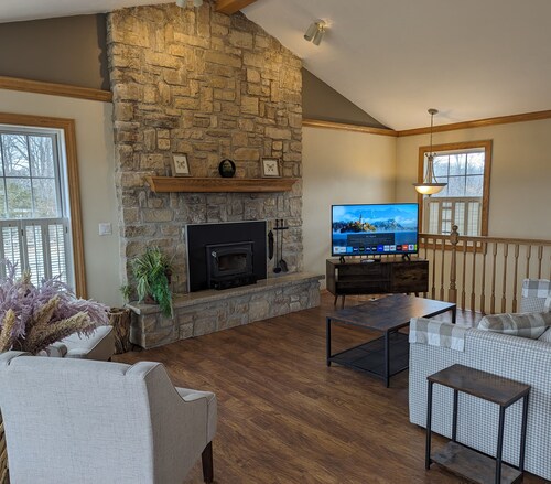 Spacious Island Apartment Above Biergarten Bar