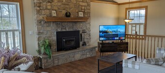 Spacious Island Apartment Above Biergarten Bar