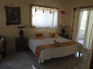 Quarto casal clássico | Ferros/tábuas de passar roupa, Wi-Fi de cortesia, roupa de cama
