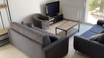 Televisie, een dvd-speler, tafelvoetbal en een tafeltennistafel