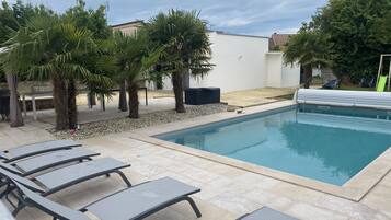 Een buitenzwembad en een verwarmd zwembad