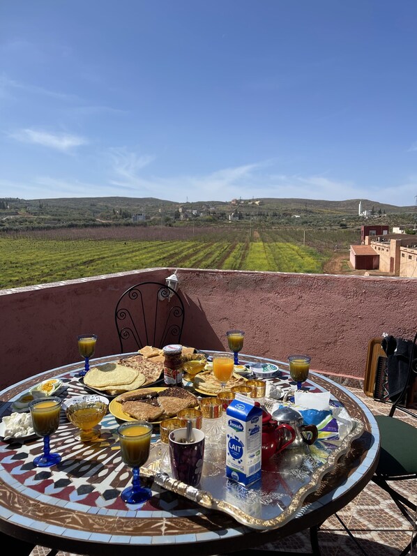 Outdoor dining - Vila Haja - Beautiful Farmhouse in the middle of nature! (Imouzzer Kandar)