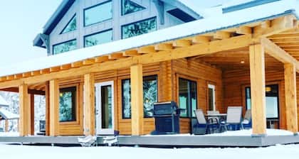 Waterfront Kelowna Cabin #1 accomodates 12 - private hot tub - pet friendly