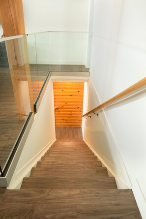 Eine Holztreppe mit Glasgeländern und Holzboden.