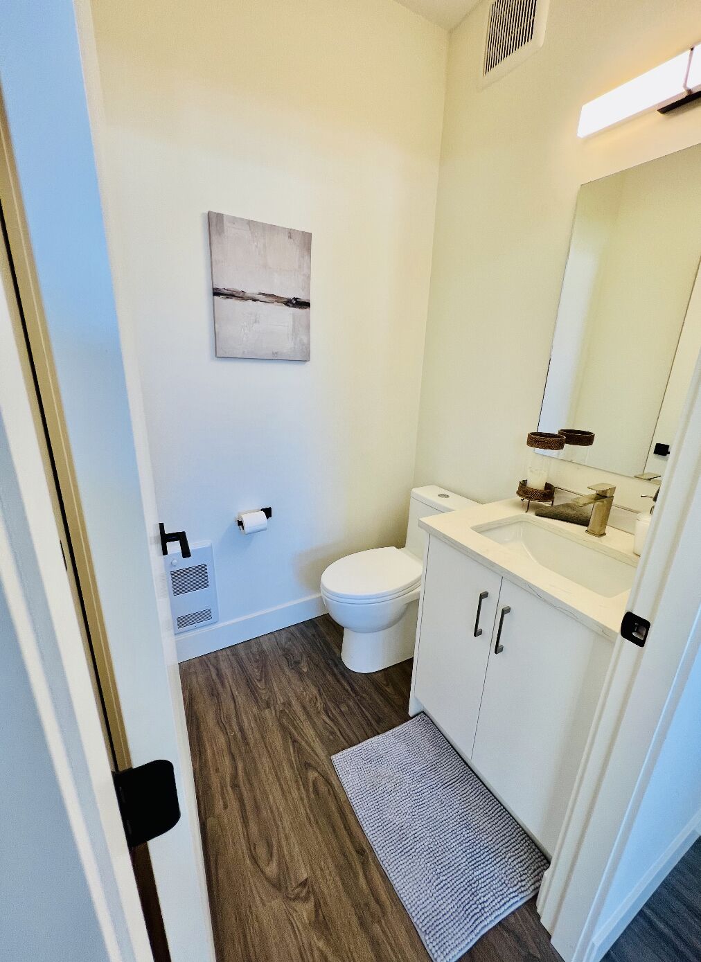 Waterfront Kelowna Cabin  #1 sleeps 14 has a private hot tub & is pet friendly