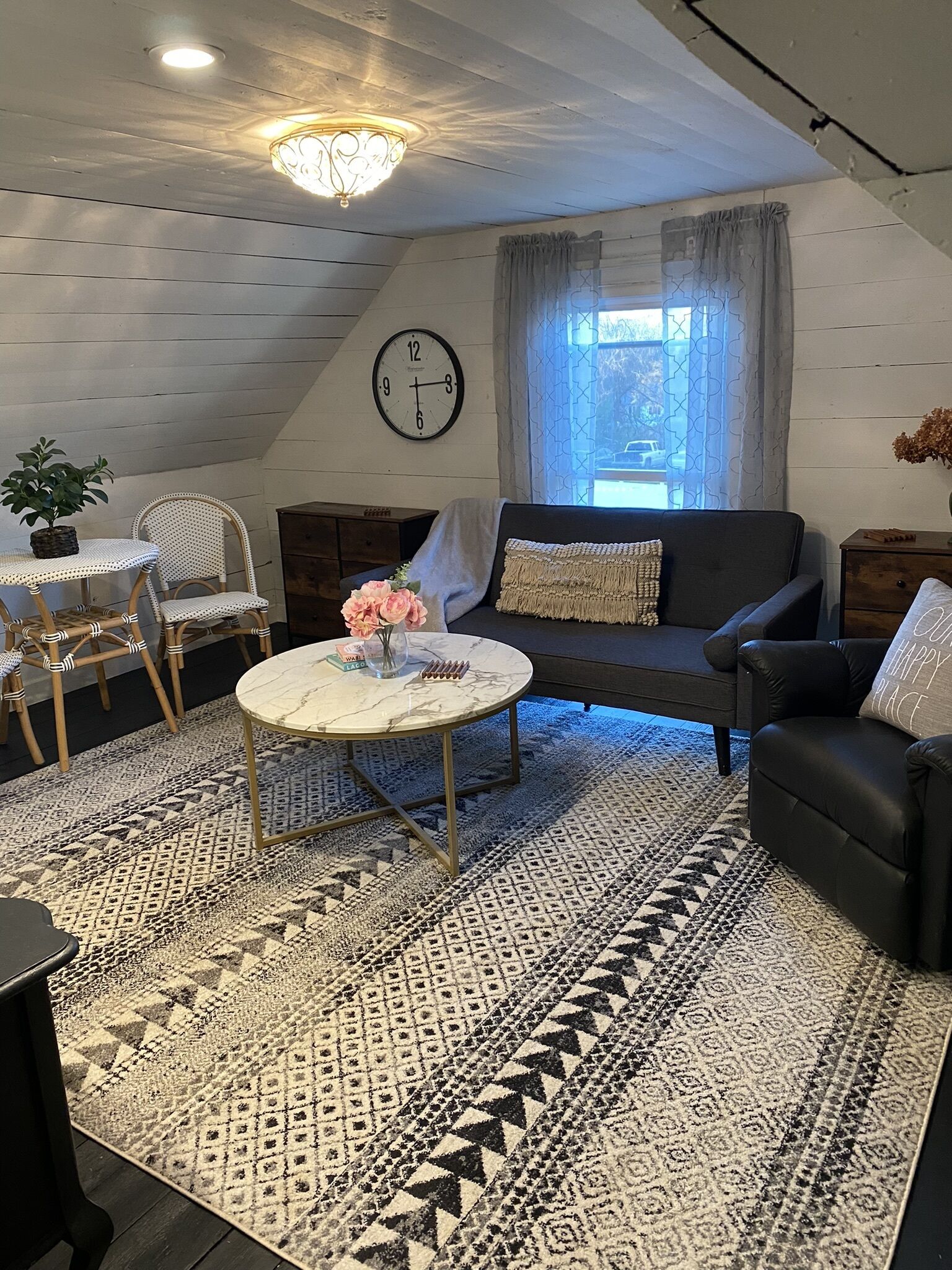 1 bedroom cozy cottage loft with free parking on premises