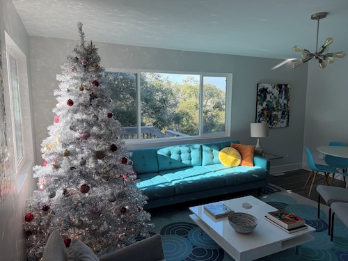 Modern 2 Bedroom with Quick Walk to the Beach, Pet Friendly