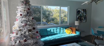 Modern 2 Bedroom with Quick Walk to the Beach, Pet Friendly