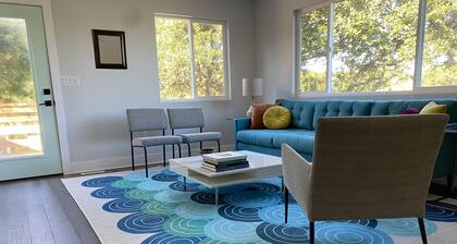 Modern 2 Bedroom with Quick Walk to the Beach, Pet Friendly