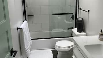 Combined shower/tub, hair dryer, towels