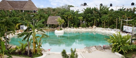 Una piscina al aire libre