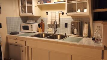 Réfrigérateur, micro-ondes, plaque de cuisson, cafetiÚre/bouilloire