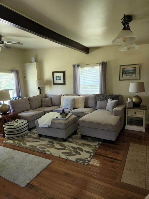 Smart-TV, Kamin, Bücher