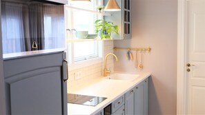 Réfrigérateur, micro-ondes, four, plaque de cuisson