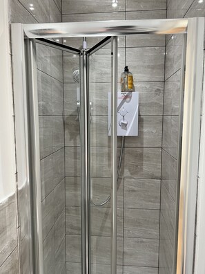 Een douche, een haardroger, handdoeken, zeep