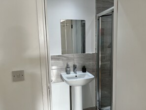 Dusche, Haartrockner, Handtücher, Seife
