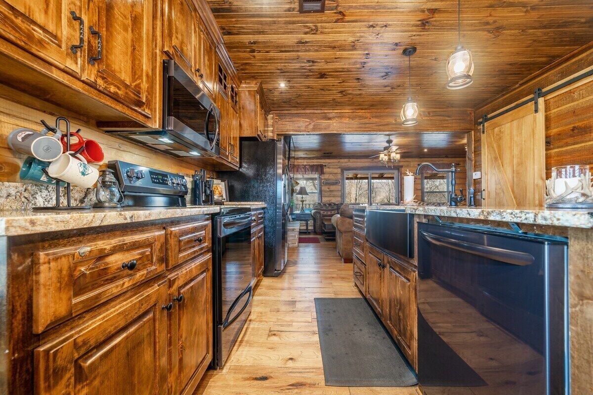 Riverfront Cabin - private hot tub, arcade game, steps to water