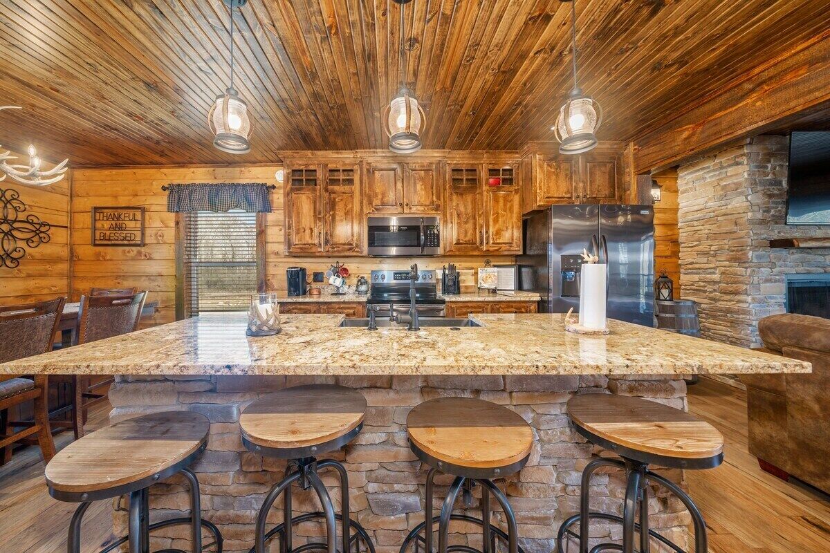 Riverfront Cabin - private hot tub, arcade game, steps to water