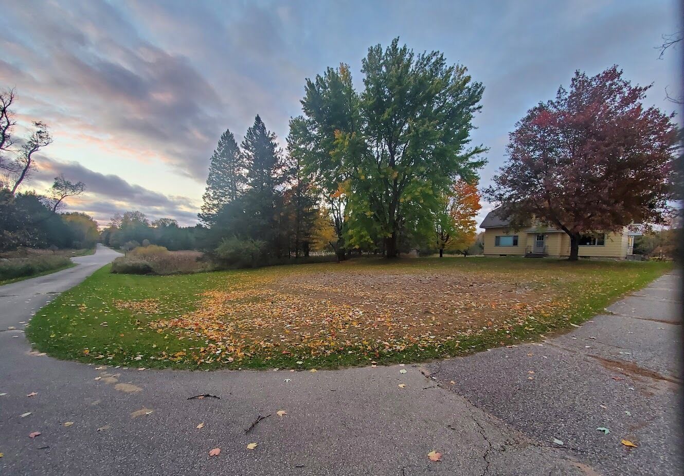 Farmhouse on 21 acres near Shawano Lake, amenities nearby, 45 min. to Lambeau.