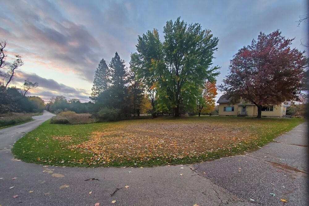 Farmhouse on 21 acres near Shawano Lake, amenities nearby, 45 min. to Lambeau.