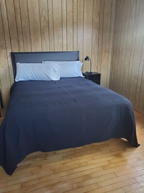4 bedrooms, desk, iron/ironing board, travel cot