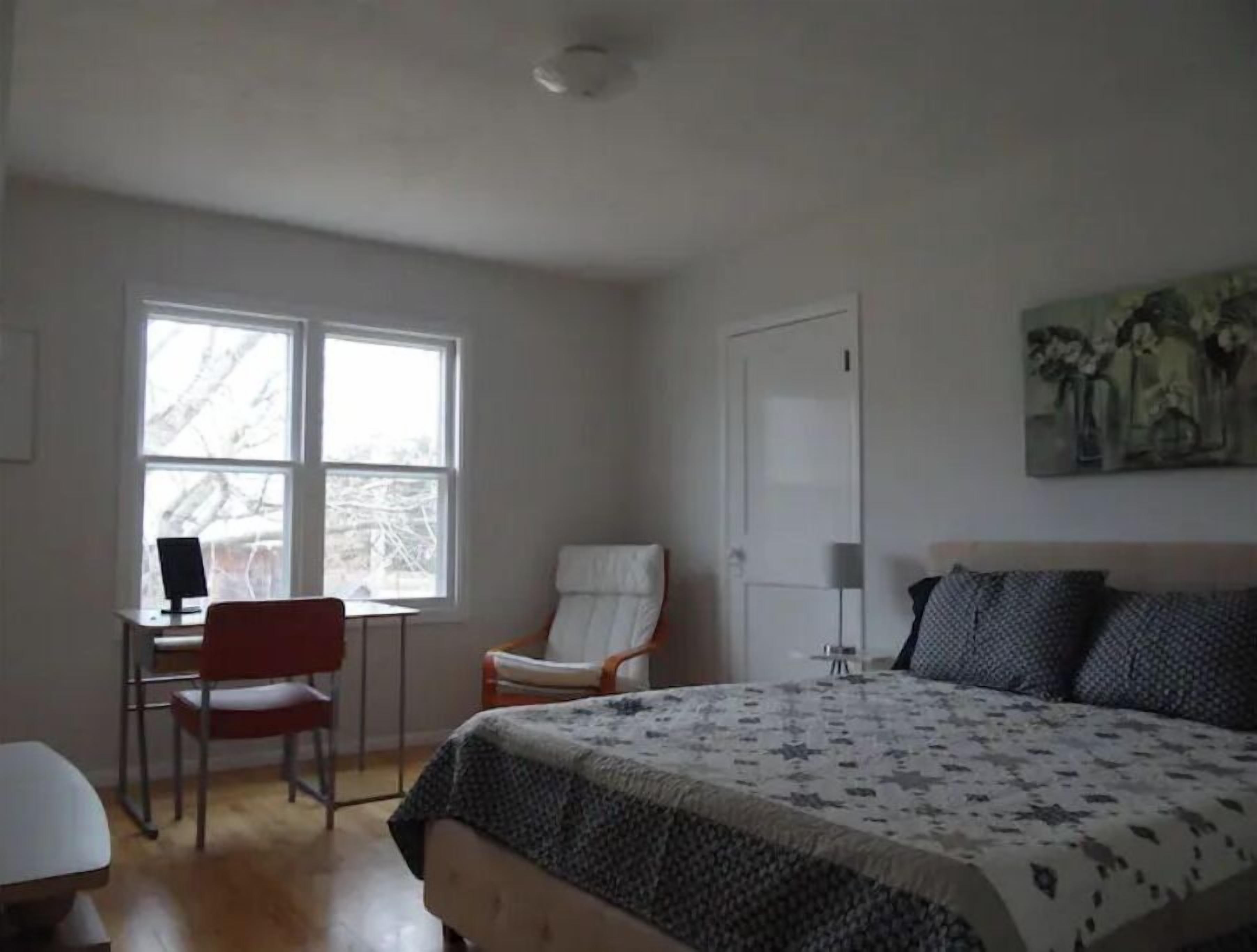 4 chambres, bureau, fer et planche à repasser, lit de bébé portatif