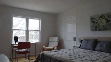 4 chambres, bureau, fer et planche à repasser, lit de bébé portatif